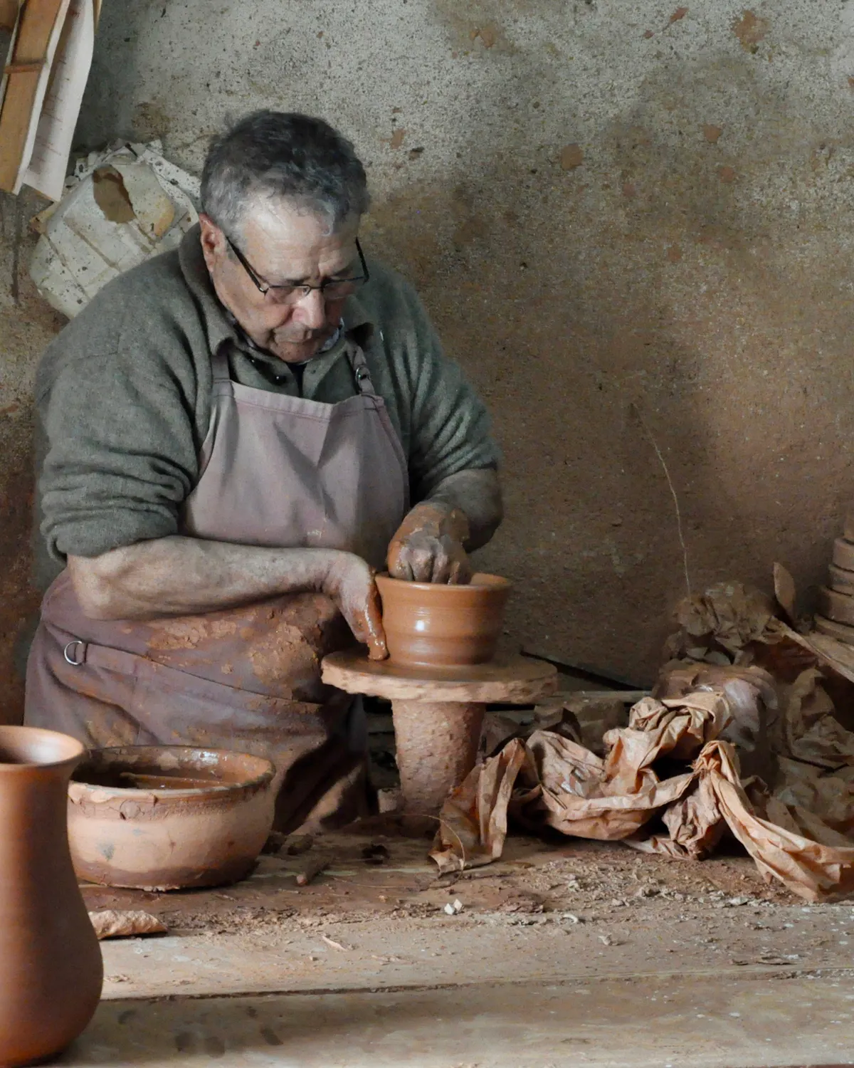 La fondatrice de la boutique dans son atelier