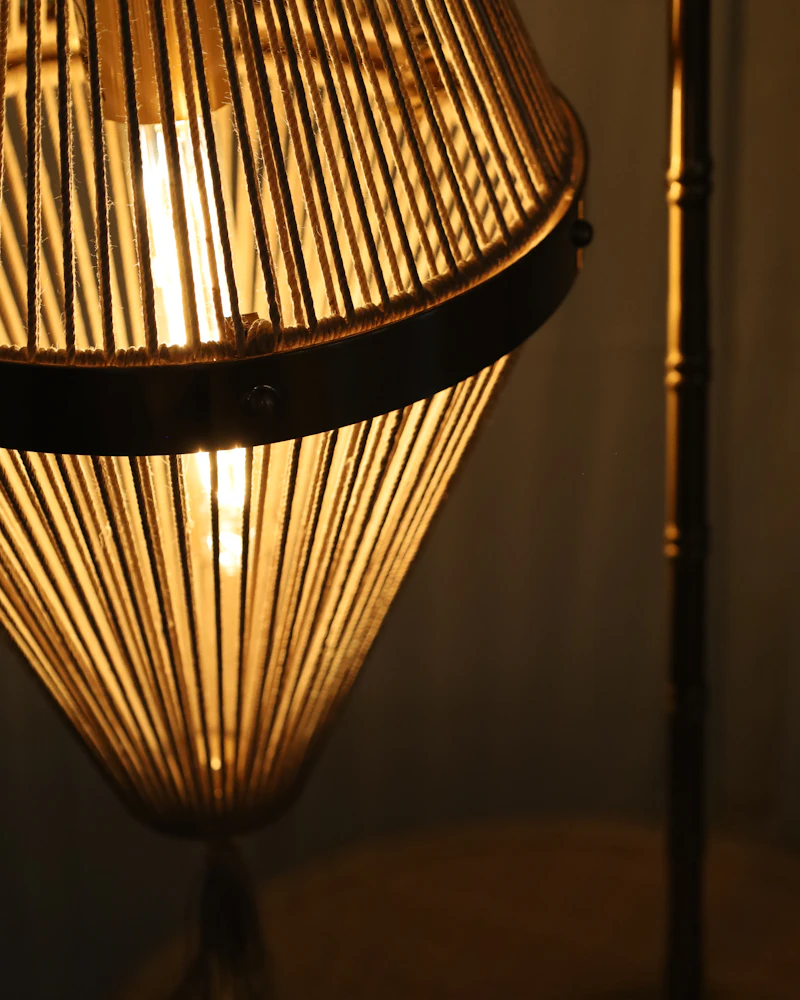 Lampadaire en bambou tressé