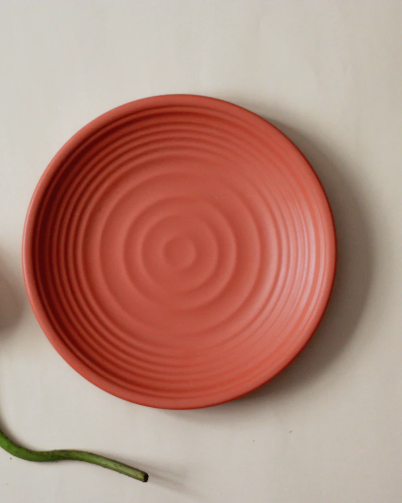 Assiette en grès émaillé, pièce unique