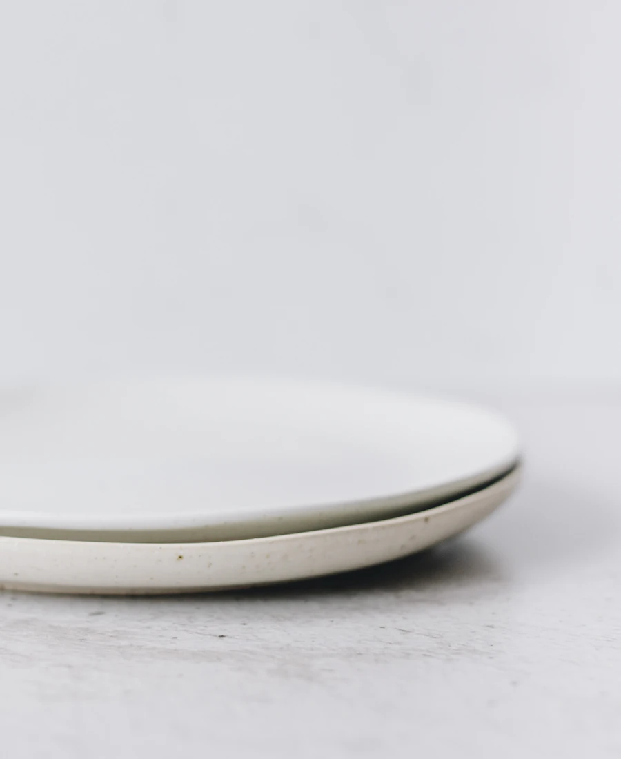 Vaisselle en grès disposée sur une table